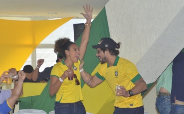 Sheron Menezzes e outros famosos comemoram vitória do Brasil