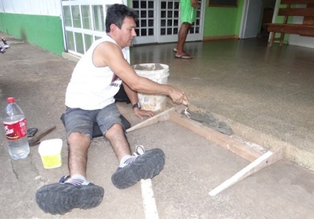 Em cidade da região, cadeirante perde a paciência e constrói rampa de acesso