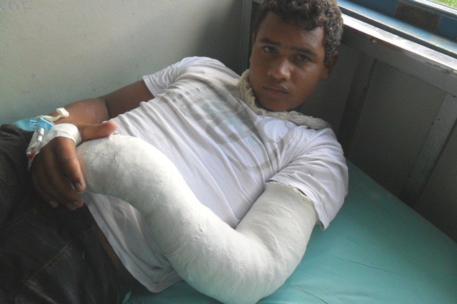 Garoto de 12 anos fratura braço ao cair de árvore; queda foi de quatro metros