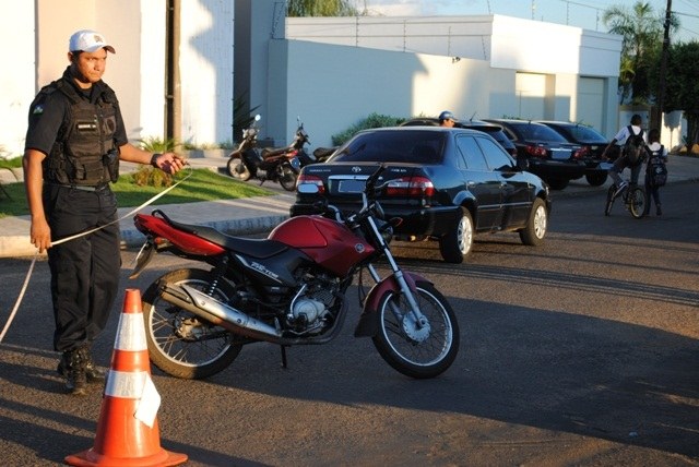 Motociclista sofre ferimentos ao bater em veículo que invadiu preferencial 