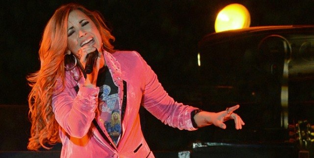 Cinco dias depois, Demi Lovato fala sobre morte do pai em entrevista