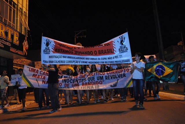    Protesto reúne centenas de pessoas no centro de Vilhena