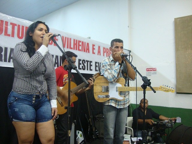 Público prestigia eventos musicais paralelos na Expovil