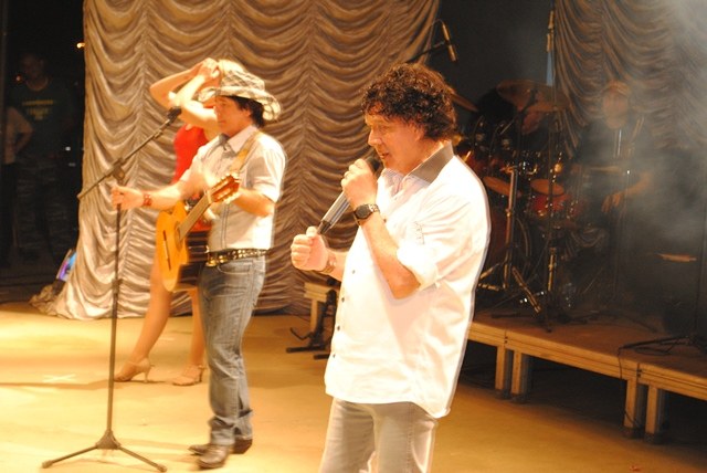 Público da Expovil prestigia show de Teodoro e Sampaio 