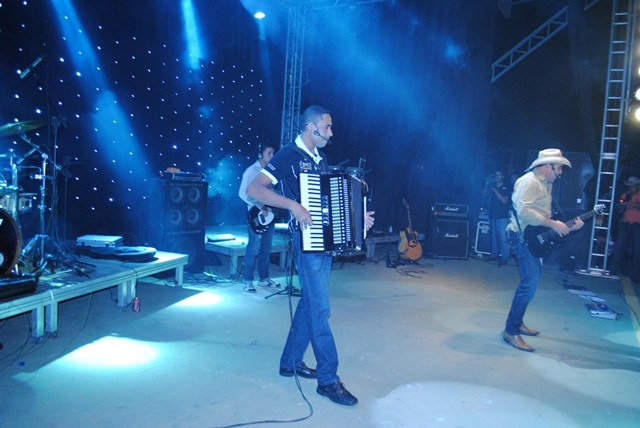 Segunda noite da Expovil tem show regional com Brother e Netto