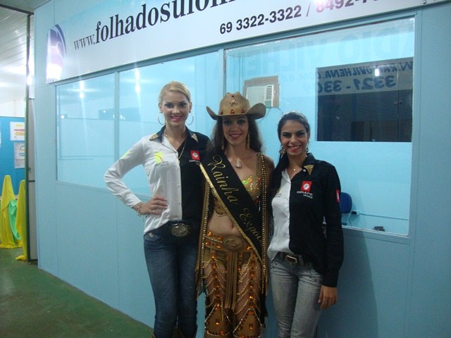 Rainha da Expovil visita estande da Folha no evento