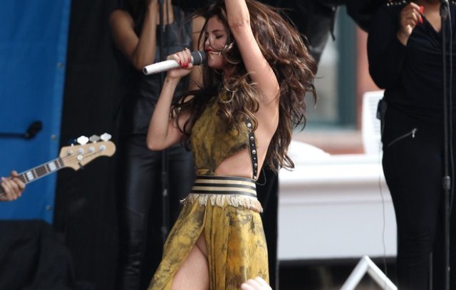 Mesmo de saia longa, Selena Gomez mostra demais em show