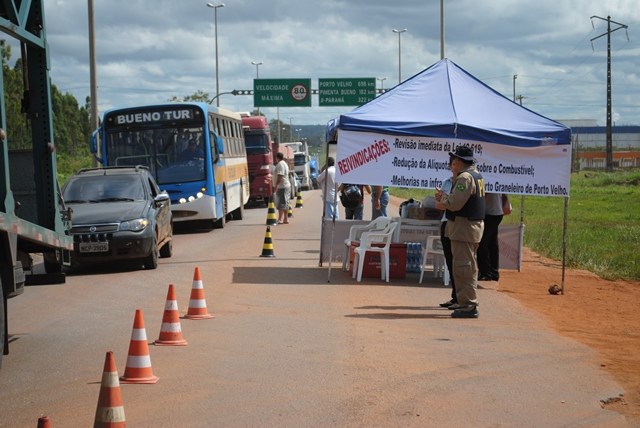 Em adesão a paralisação nacional, caminhoneiros bloqueiam BR 364 em Vilhena