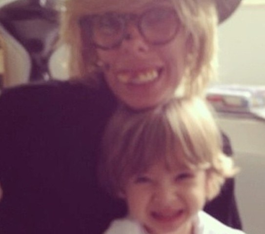Adriane Galisteu posa fantasiada ao lado do filho: babá do Vittorio