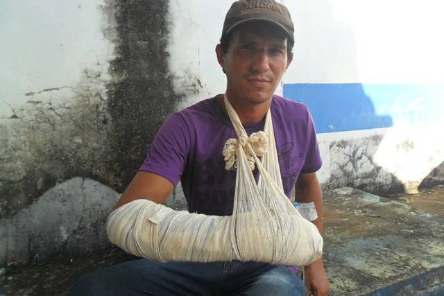 Homem cai de trator e fratura braço; grito de colega evitou esmagamento