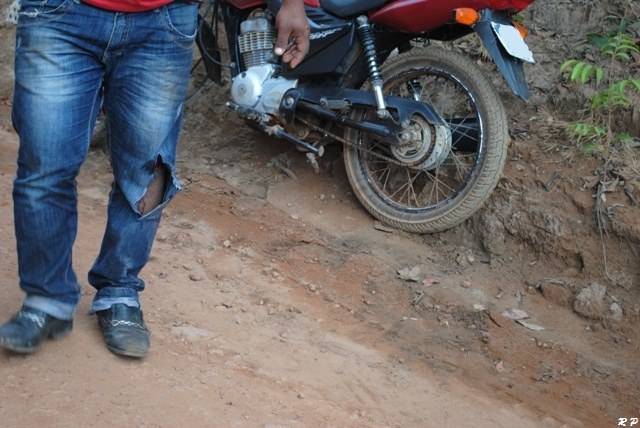 Acidente em estrada vicinal no Setor de Chácaras Vilhena deixa motoqueiro ferido