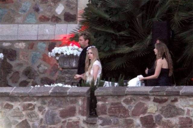 Vazaram fotos do casamento de Avril Lavigne na França