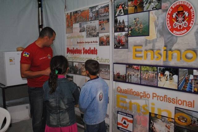 Estante do Corpo de Bombeiros na Expovil expõe EPIs e tira dúvidas da população