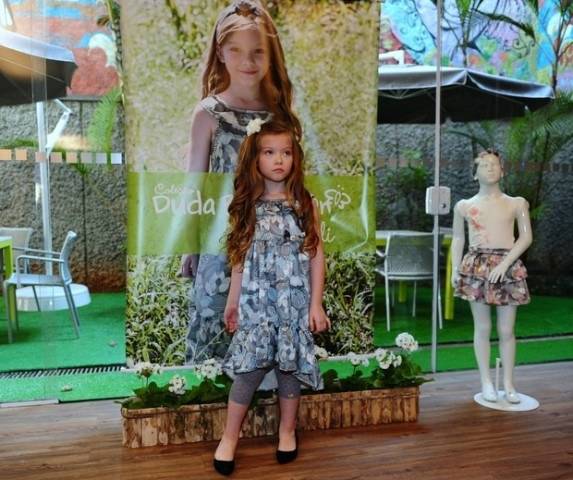 Sobrinha de Gisele Bündchen participa de lançamento de coleção