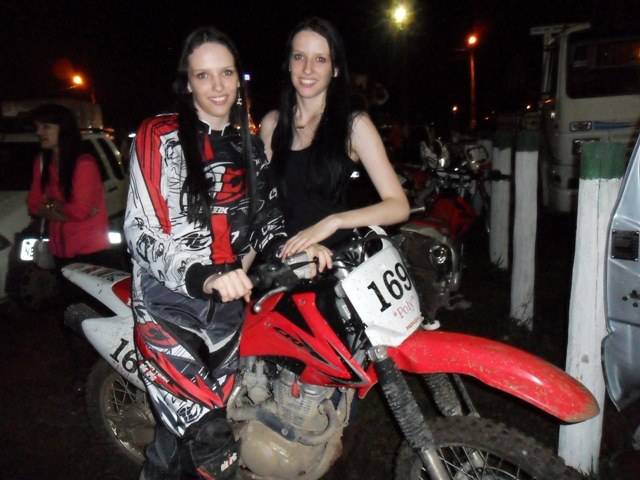 Gêmeas do MotoCross mostram que mulher não tem medo das rampas