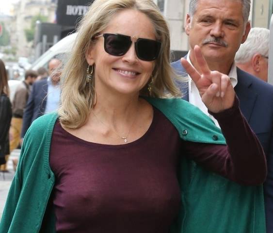 Sharon Stone sai de blusa transparente e sem sutiã