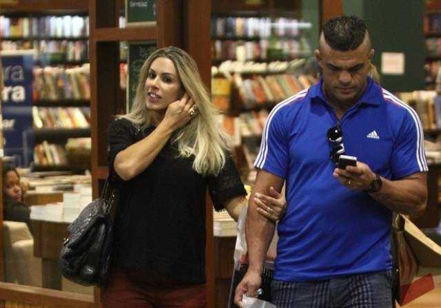 Vitor Belfort e Joana Prado passeiam em shopping do Rio