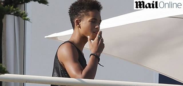 Jaden Smith finge fumar na sacada da casa dos Kardashian