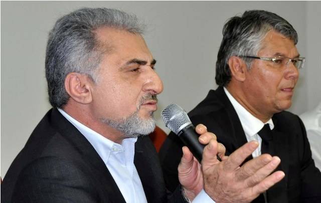 Hermínio mostra cheques que comprovariam corrupção no Governo Confúcio