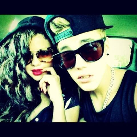 Voltaram?Justin Bieber posta com Selena Gomez em rede social