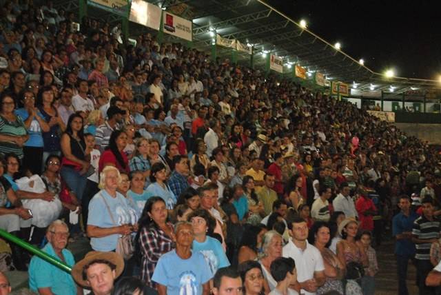 Missa abre última noite da Expovil 2013; público lota as arquibancadas