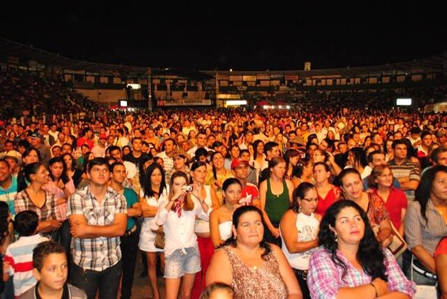 Público lota arena do parque de exposições para show do Padre Antônio Maria