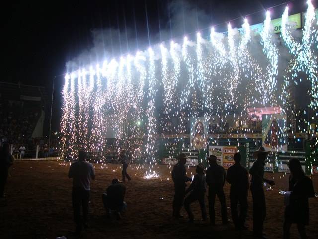 Rodeio profissional em cavalos e touros distribui prêmios