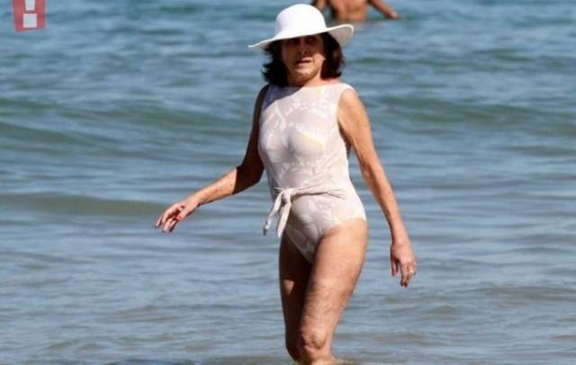 Betty Faria vai à praia de maiô, após polêmica sobre biquíni aos 72 anos