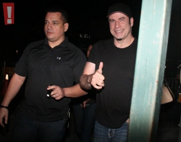 John Travolta pilota helicóptero até hotel no Rio de Janeiro