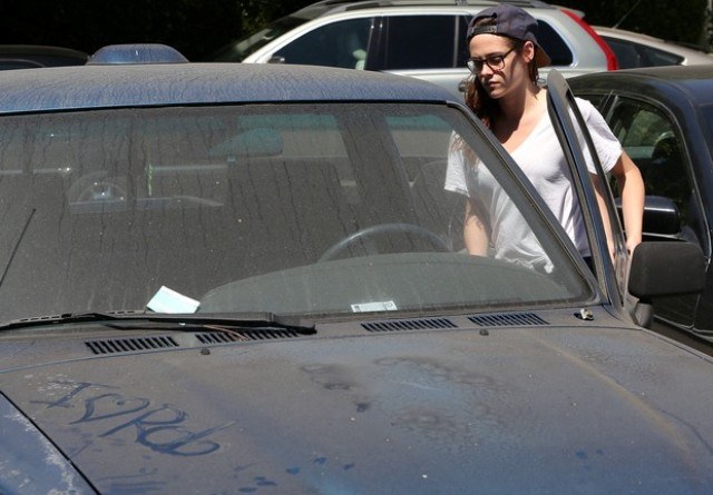  Sujo, carro de Kristen Stewart ganha mensagem irônica: "Eu amo Rob"