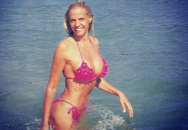 Monique Evans defende Betty Faria de novo e posta foto antiga de biquíni