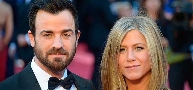 Em meio a boatos de crise, Jennifer Aniston aparece de aliança com o noivo