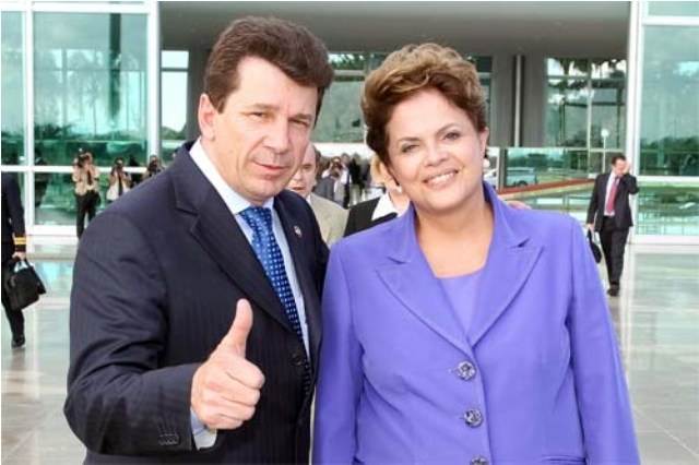 Cassol tromba com médicos e apóia Dilma na contratação de estrangeiros