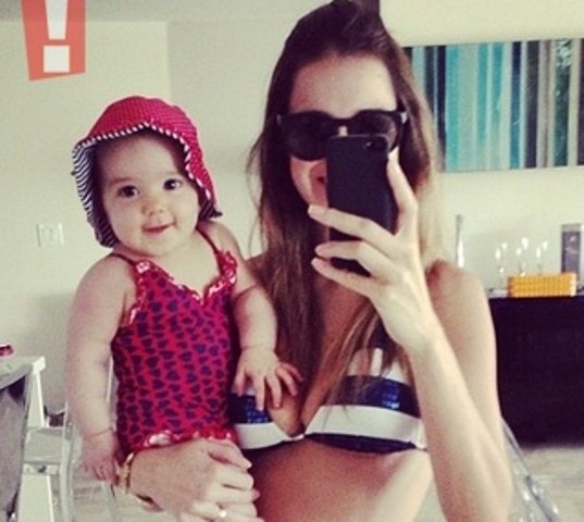 Vera Viel leva a filha à praia e posa de biquini para foto