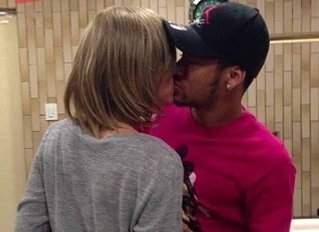 Neymar beija "loira" em foto e deixa fãs confusos em rede social