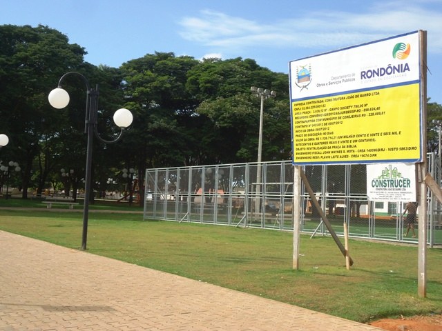 Placa indicando valor de obras levanta críticas de populares em Cerejeiras