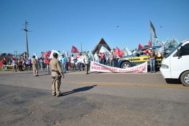 Manifestantes fecham rodovias no Cone Sul; bloqueio isola cidades da região