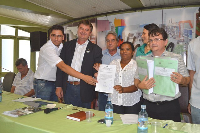 Agricultores vilhenenses recebem título de terra e agora podem pleitear créditos
