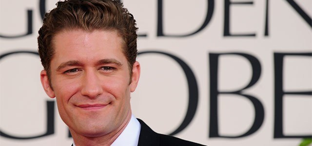 Matthew Morrison dedica música a Cory Monteith durante show