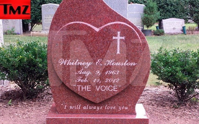 Whitney Houston ganha lápide em forma de coração