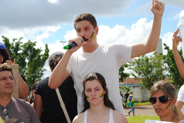 Vereadores acusam líder de protestos, mas jovem nega ligação com comissionadas