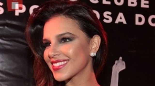 Mariana Rios curte show de Anitta em São Paulo