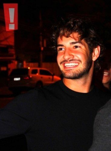  Após vitória corintiana, Alexandre Pato aparece sorridente em restaurante 