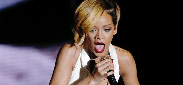 Rihanna se irrita com fãs que atiraram batata chips em show