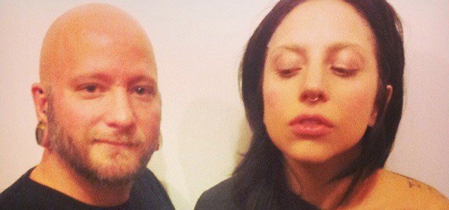 Com visual bastante diferente, Lady Gaga coloca piercing no nariz
