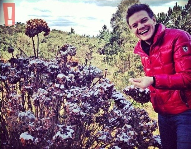Michel Teló brinca com planta congelada no sul do Brasil