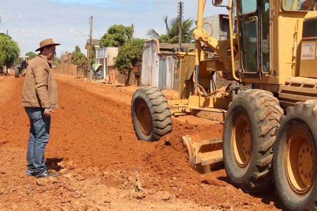 Prefeito visita obras em bairros e promete “asfalto de qualidade” em Vilhena