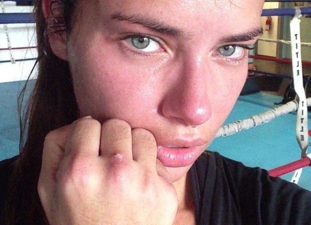 Adriana Lima machuca a mão durante aula de boxe