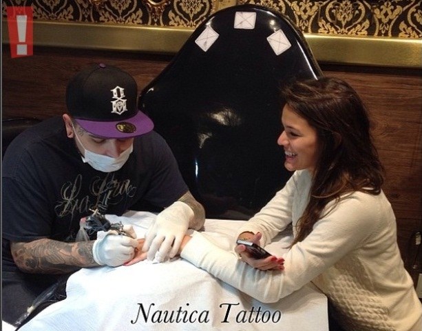Bruna Marquezine aproveita ida a Santos e faz nova tatuagem