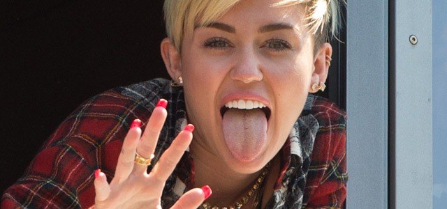 Miley Cyrus diz que pensa em tatuar nome de Chris Brown no rosto